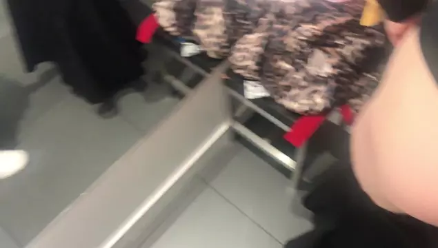 Horny Babe Sucked the Sales Guy in the Fitting Room During Quarantine